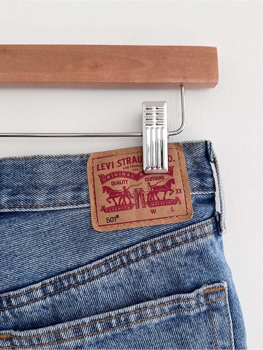 Levi's 501 Distressed Cutoff Shorts Frayed Denim Size 26 100% Cotton Denim - Picture 5 of 6
